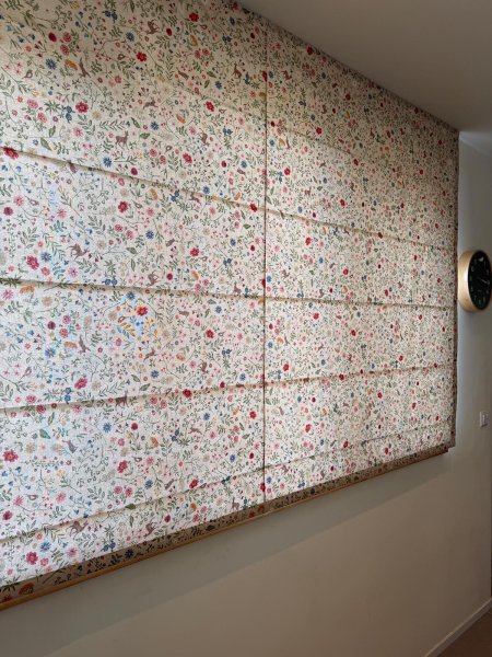 Vouwgordijn kinderkamer met vrolijke bloemen print in interieur