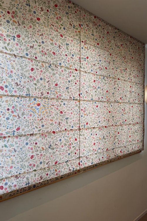 Vouwgordijn kinderkamer met vrolijke bloemen print in interieur