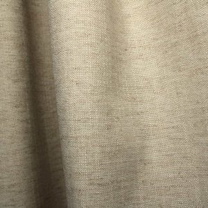 sfeerfoto van verduisterende linnenlook gordijnen in het beige, hangend in de plooi