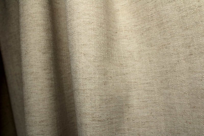 sfeerfoto van verduisterende linnenlook gordijnen in het beige, hangend in de plooi