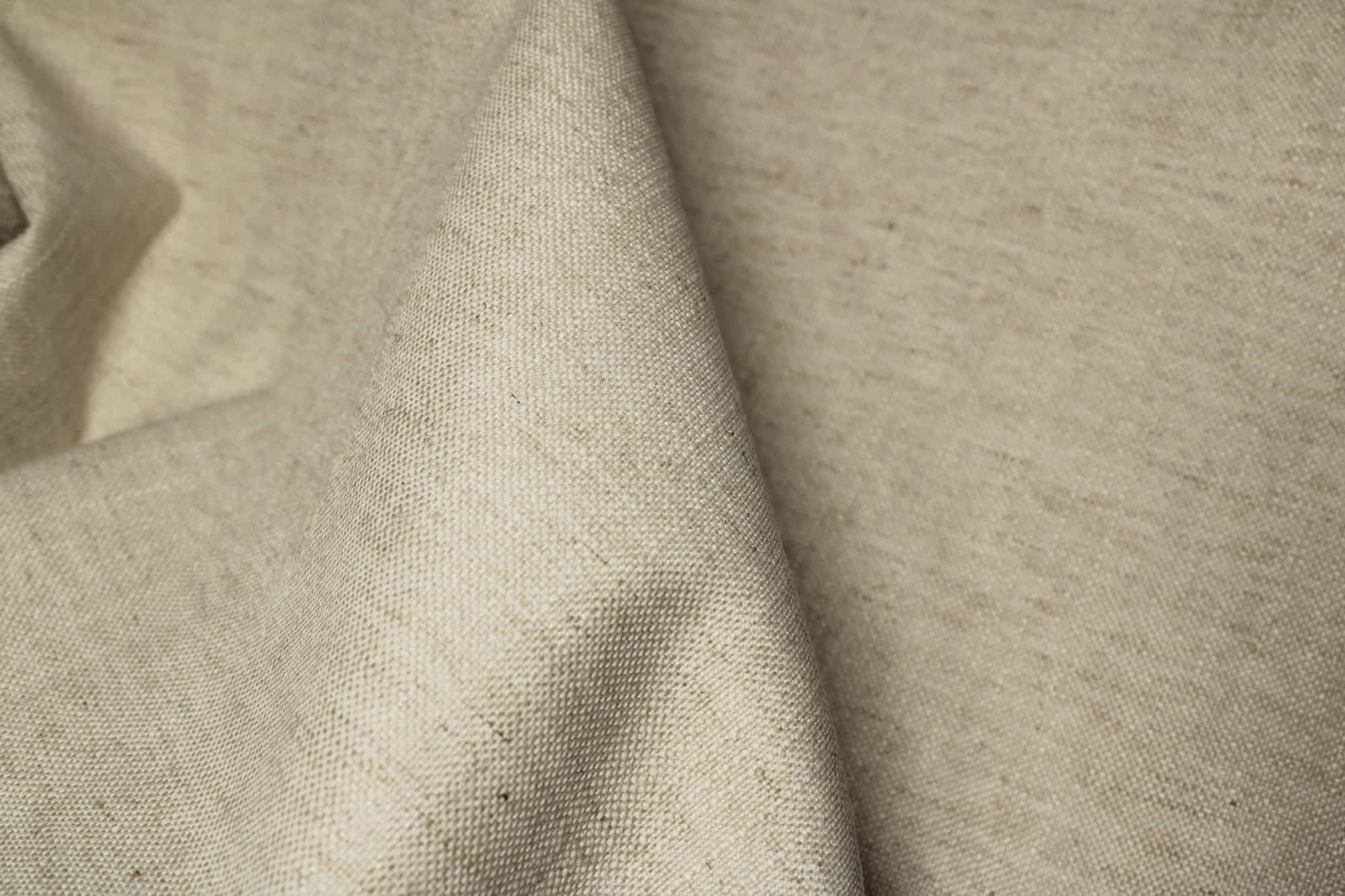 verduisterende linnenlook beige gordijnen met zichtbare stofstructuur in daglicht