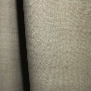 verduisterende gordijnen in grijze linnenlook, sfeerfoto van de gordijnen hangend in de plooi