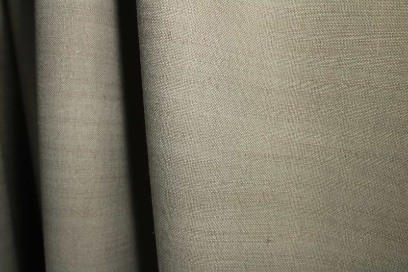 verduisterende gordijnen in grijze linnenlook, sfeerfoto van de gordijnen hangend in de plooi