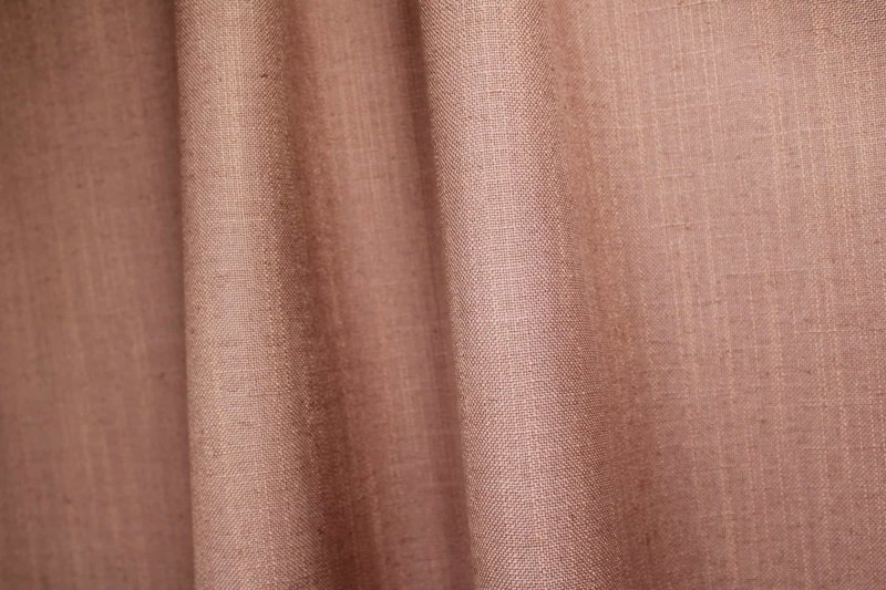 Sfeer foto met roze verduisterende linnenlook gordijnen SYM2700 die soepel in plooi vallen