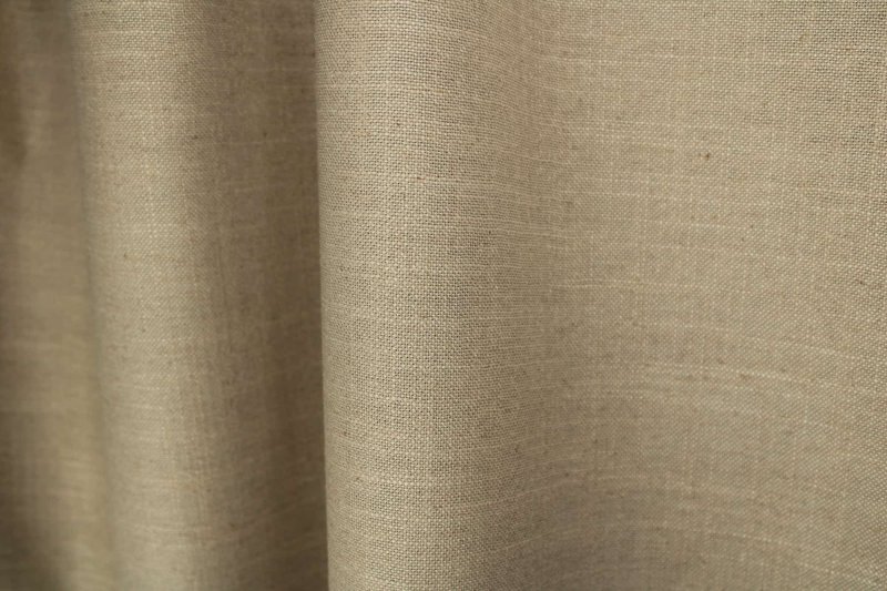 sfeerfoto soft taupe verduisterende gordijnen met linnenlook, hangend in de plooi