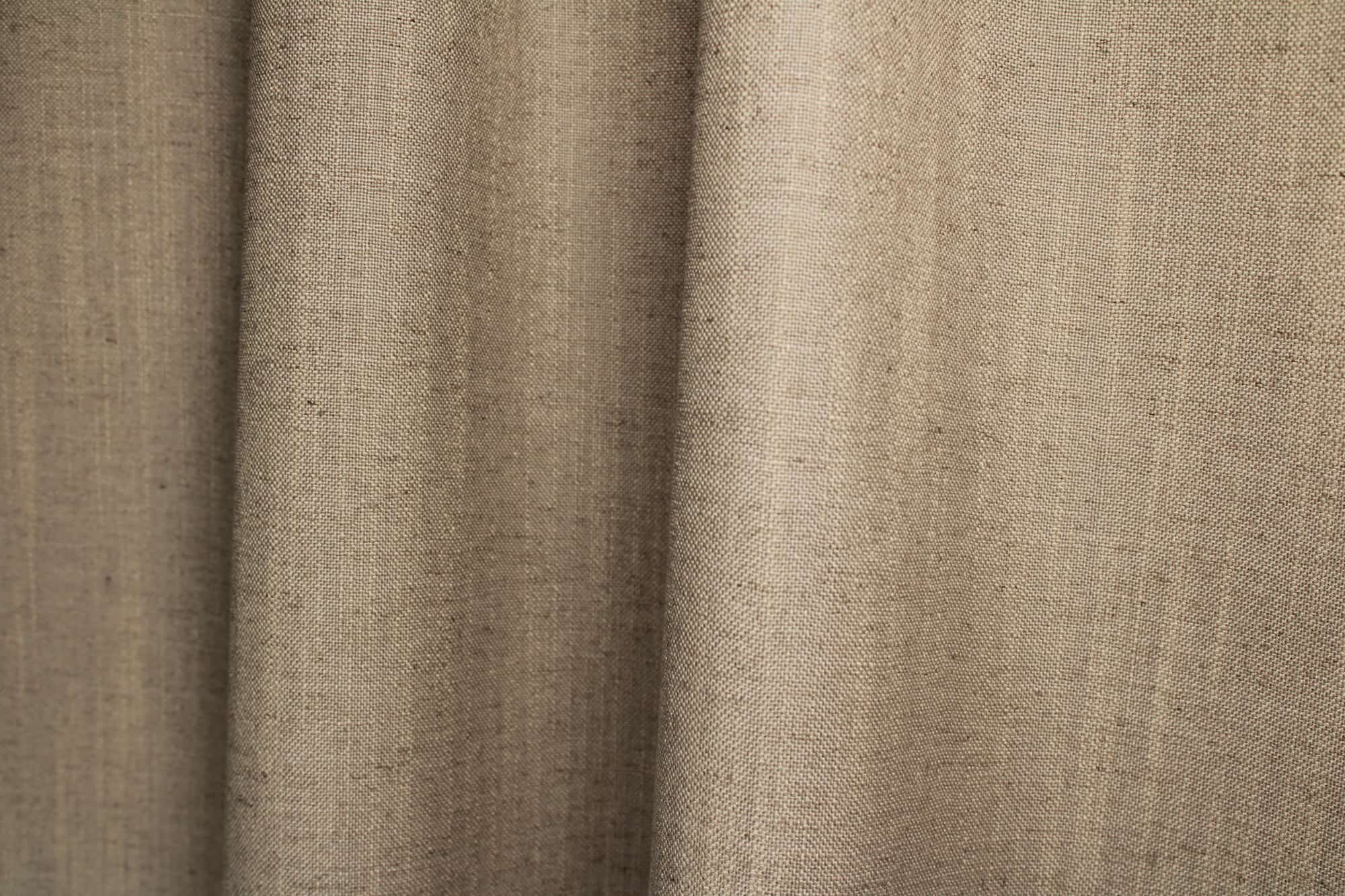 sfeerfoto van linnenlook gordijnen in taupe met verduisterende werking