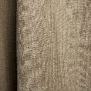 close up van taupe gordijnen met linnenlook structuur
