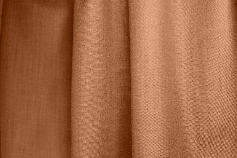 verduisterende linnenlook terra gordijnen in warme terra tint, stof hang in de plooi om goed beeld te geven van de gordijnen