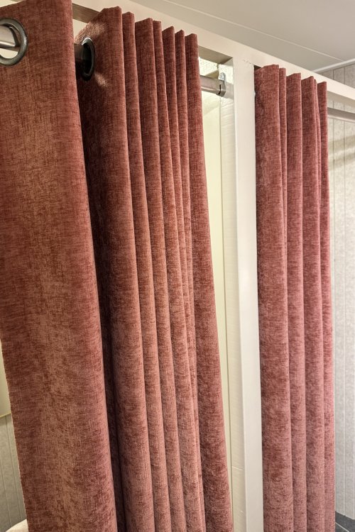 chenille-velvet-mauve-gordijn-opringen-recentproject-klant-volledig