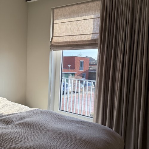 foto van een slaapkamer met okika vouwgordijnen gecombineert met overgordijne, de elegance soft taupe
