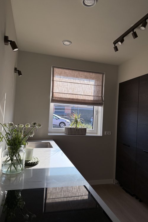 elegance-softtaupe-combinatie-vouwvgordijn-sfeerfoto-keuken interieur foto met vouwgordijnen van okika bij een klant thuis, de soft taupe vouwgordijnen uit de elegance collectie