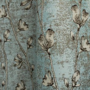 sfeer foto blauwe bloemen gordijnen in jacquard stof, gordijnen hangen in de plooi