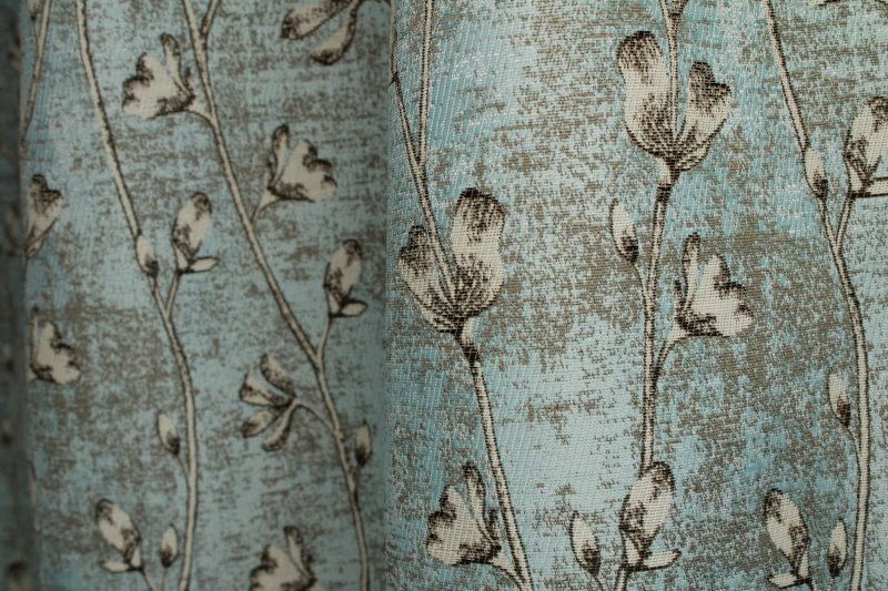 sfeer foto blauwe bloemen gordijnen in jacquard stof, gordijnen hangen in de plooi