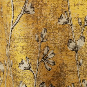 sfeer foto van okergele jacquard gordijnen met subtiele takjes en blaadjes