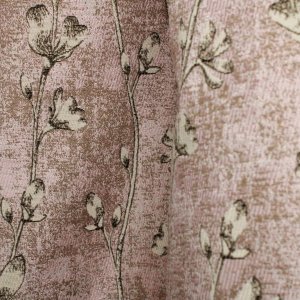 Jacquard gordijnen roze met takjes en blaadjes patroon sfeerfoto stof in plooien