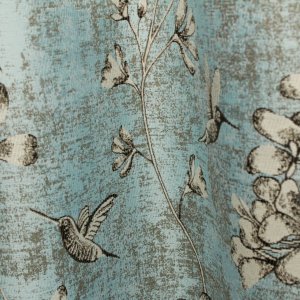 Blauwe jacquard gordijnen met subtiel vogelpatroon sfeerfoto in plooien