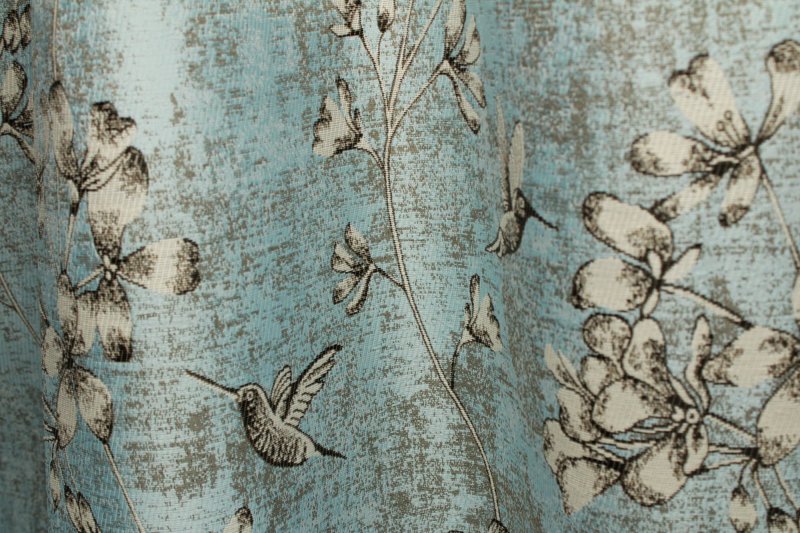 Blauwe jacquard gordijnen met subtiel vogelpatroon sfeerfoto in plooien