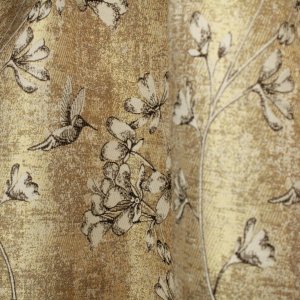 Gouden gordijnen met ingeweven vogel dessin sfeerbeeld met gordijnen in plooi