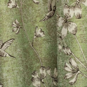 sfeer foto groene gordijnen met jacquard vogelmotief hangend in de plooi