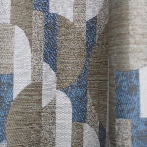 Blauwe gordijnen met vintage grafisch dessin sfeerfoto in plooien