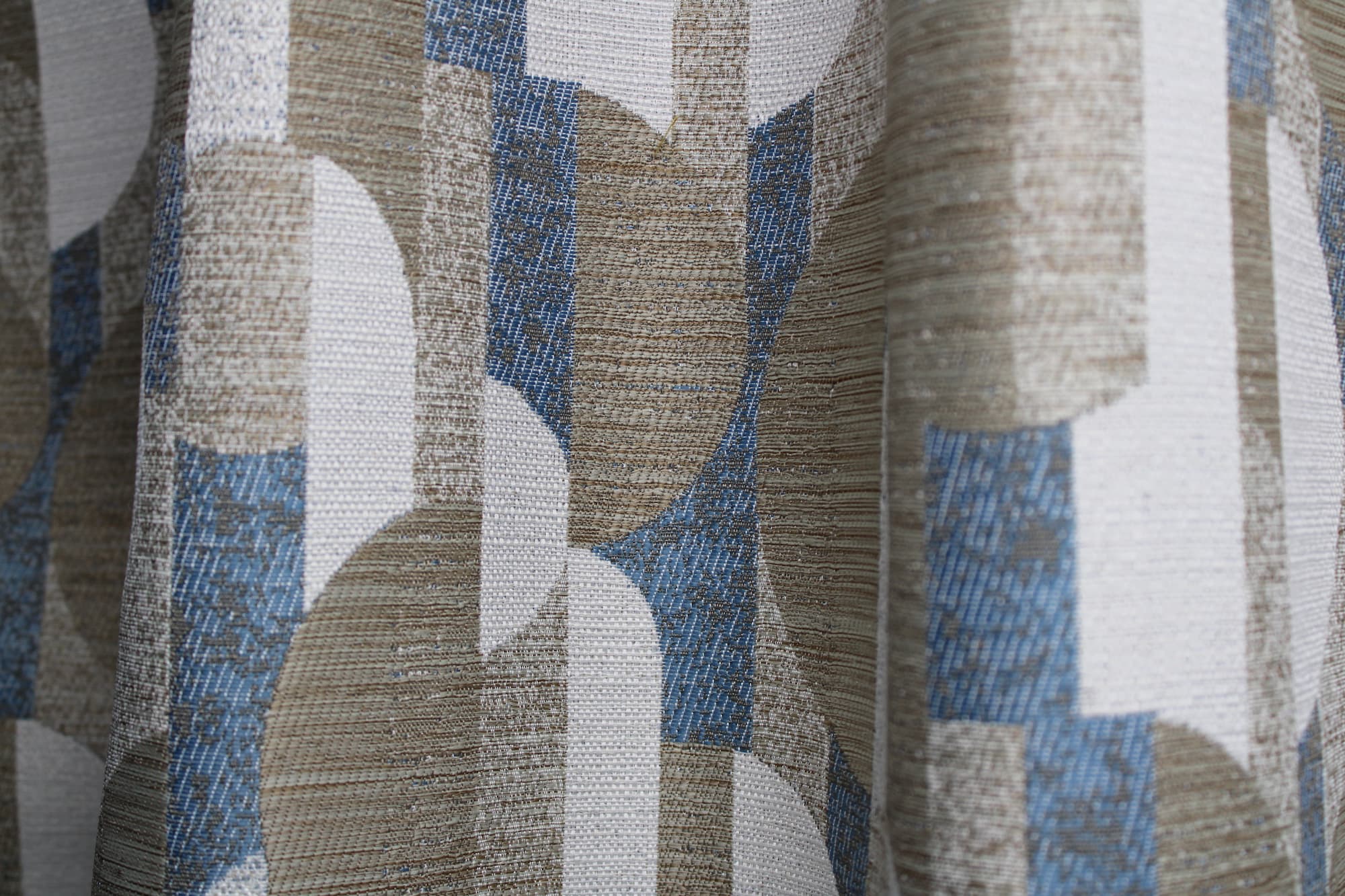 Blauwe gordijnen met vintage grafisch dessin sfeerfoto in plooien