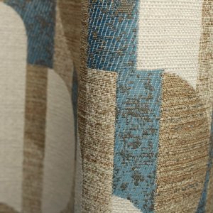 detail van blauwe vintage gordijnen met graffisch patroon