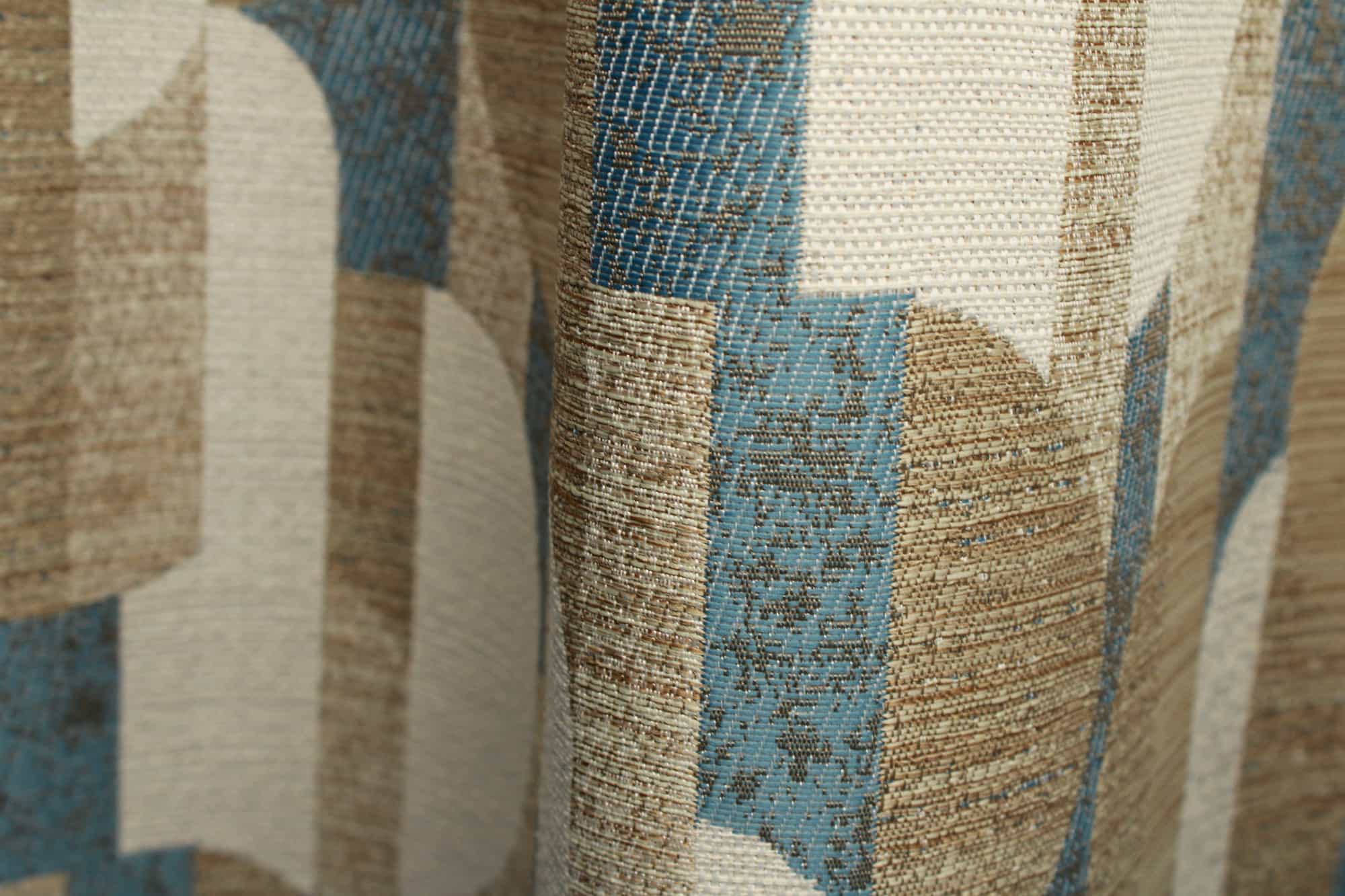 detail van blauwe vintage gordijnen met graffisch patroon