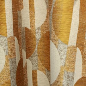 okergele vintage gordijnen in de plooi sfeer foto van de gordijnen, grafische print op de stof