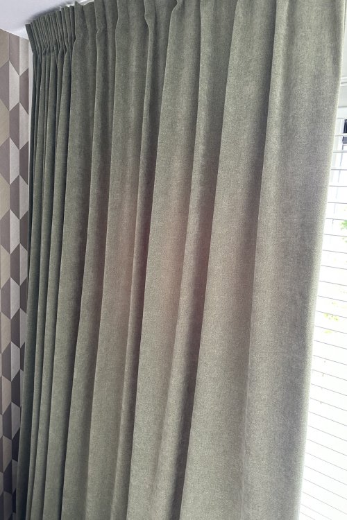 gordijnen uitgevoerd in enkele plooi, laat goed zien hoe de plooien vallen als de gordijnen half open zijn