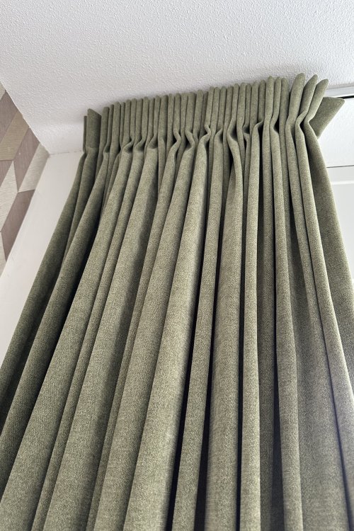 Pakket van een gordijn uitgevoerd in enkele plooi, realtisch beeld van de gordijnen in een kamer