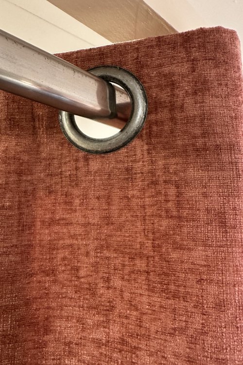 Close up van de achterkant van antiek zilveren ringen bij een gordijn op ringen, uitgevoerd in chenille velvet mauve en geplaatst bij een klant in pashokjes