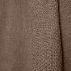 stof details dichtbij in beeld, natuurlijke linen structuur goed in beeld. linnenlook gordijnen in donkerbruin van okika
