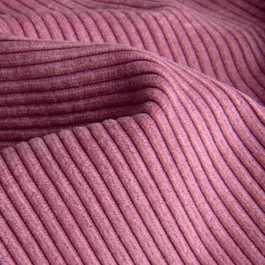 foto van donker roze ribstof met stofdetails in beeld