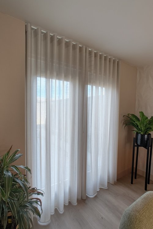 Inspiratiefoto van Norena wavegordijnen in offwhite in de woonkamer, gesloten weergegeven met zachte plooien