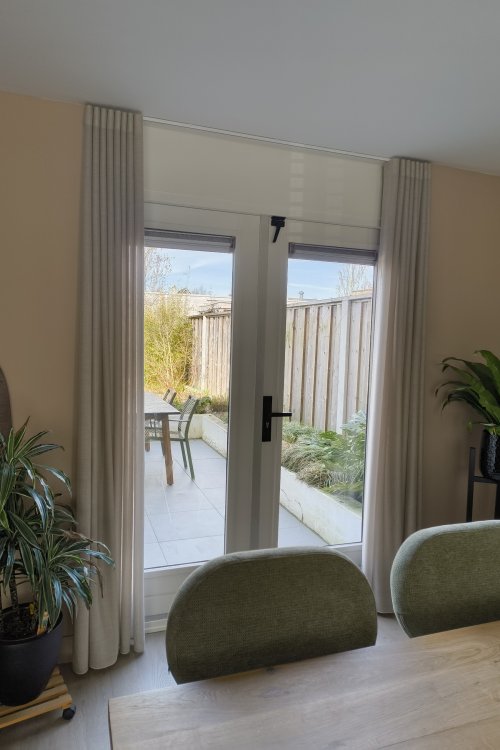 Inspiratiefoto van Norena wavegordijnen in offwhite in de woonkamer, open geschoven met gelijkmatige wave plooien