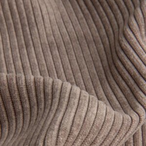 foto van taupe kleurige ribstof met stofdetails in beeld