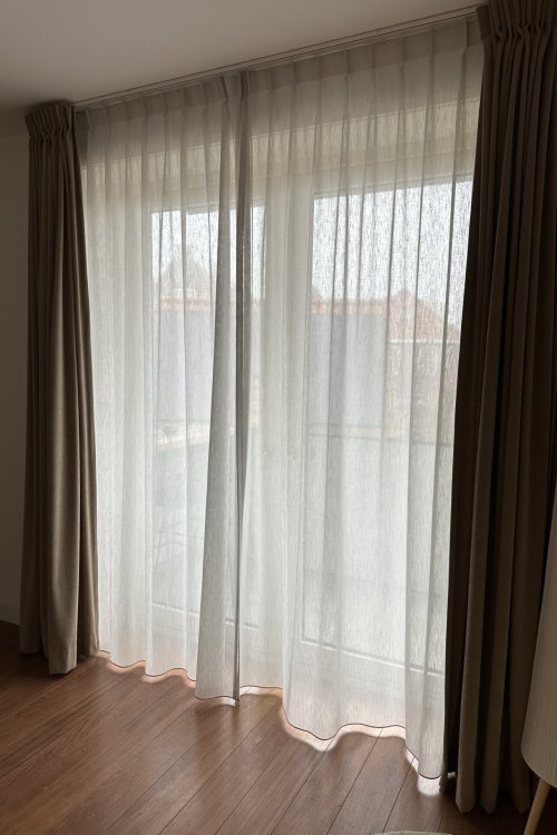 cominatie van overgordijn en inbetween gordijn uitgevoerd in een enkeleplooi, foto van een klant waar gordijnen gesloten zijn