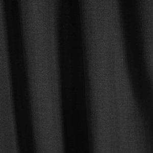 sfeer foto van linnen look gordijnen hangend in de plooi in een zwarte kleur