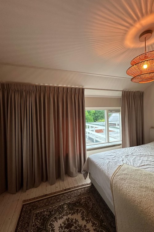 dubbele-plooi-gordijnen-slaapkamer-half-open (3) voorbeeld van gordijnen met een dubbele plooi, gordijnen zijn half open, slaapkamer ter inspiratie