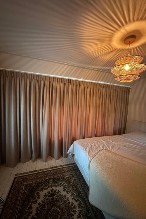 dubbele-plooi-gordijnen-slaapkamer-interieur-gesloten (1) Voorbeeld van gordijnen met een dubbele plooi. De gordijnen zijn gesloten en hangen in een slaapkamer ter inspiratie. het zijn chenille gordijnen