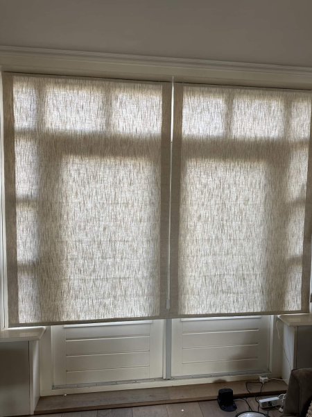 voorbeeld van een vouwgordijn zonder baleinen, vouwgordijnen hangen helemaal naar beneden zodat je kunt zien hoe strak de vouwgordijnen hangen