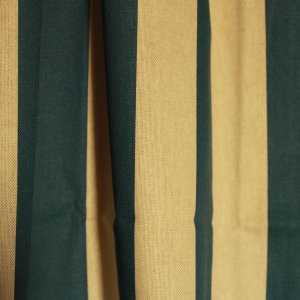 linnen look stof met strepen, de strepen zijn 5cm breed en hebben een blauwe kleur. stofdetails van dichtbij in beeld.