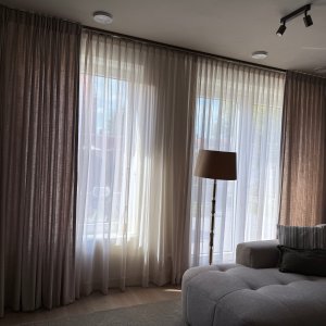 dubbele plooi inbetween gordijnen en overgordijnen voorbeeld van de gordijnen elegance soft taupe