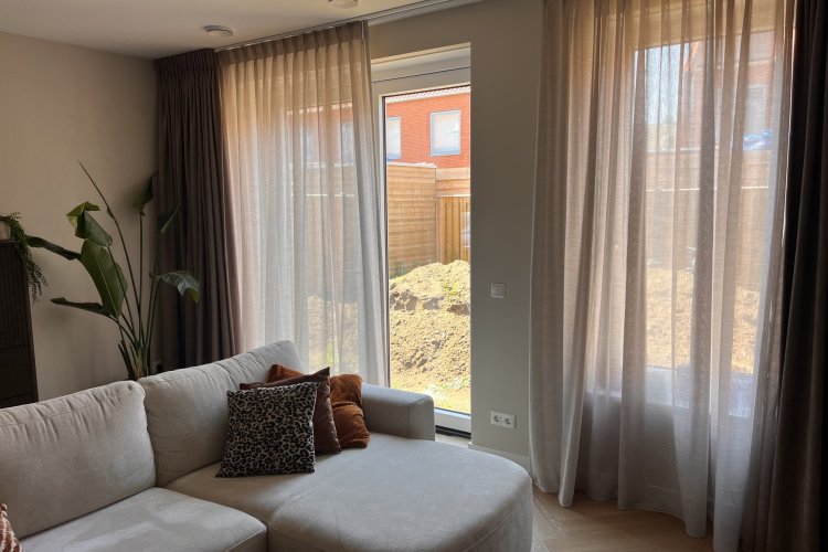 inbetween gordijn Zen Weave soft taupe met imperial zacht taupe overgordijnen in dubbele plooi in modern interieur van een klant