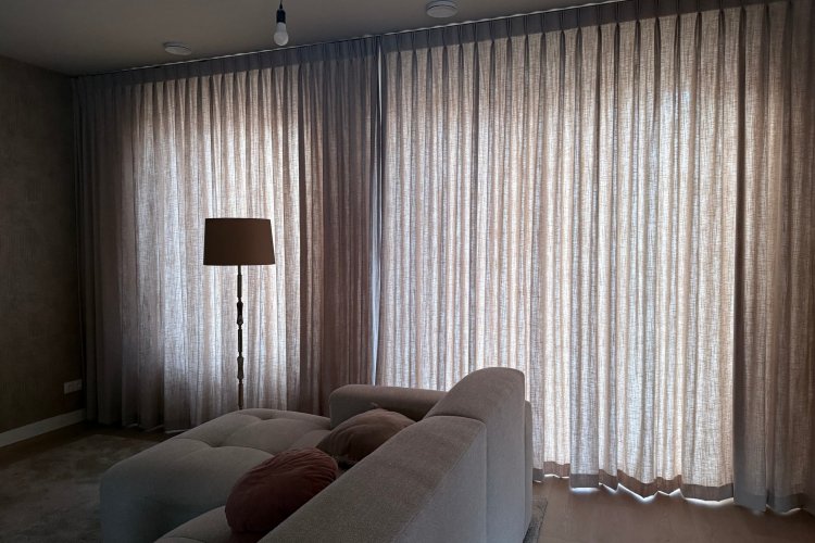 linnen look gordijnen in dubbele plooi met subtiele structuur en zachte lichtinval in een modern interieur van een klant