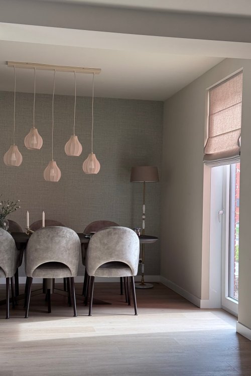 linnen look vouwgordijnen met baleinen aan de achterzijde half open in de woonkeuken van een klant met natuurlijke lichtinval