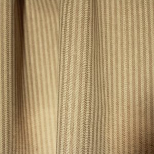 Sfeerfoto van beige gordijnen in de plooi met strepen en subtiel visgraatpatroon qual 2604