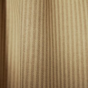 Detailfoto van beige gordijnstof met strepen en fijn visgraatpatroon qual 2604