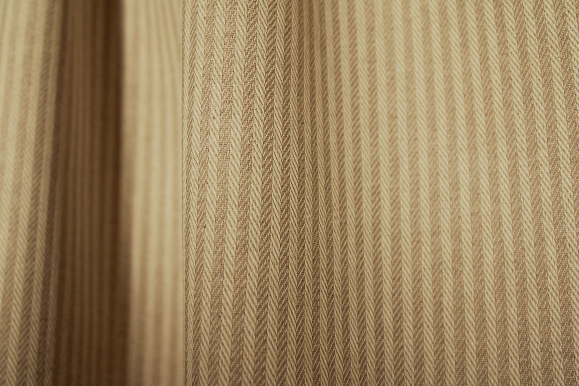 Detailfoto van beige gordijnstof met strepen en fijn visgraatpatroon qual 2604