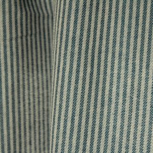 Blauwe gestreepte gordijnen met verfijnd visgraatpatroon in de plooi sfeerfoto qual 2604 van okika